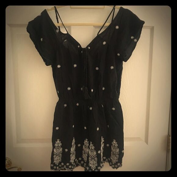 Love Tree sz Large black white rayon romper - Picture 1 of 11